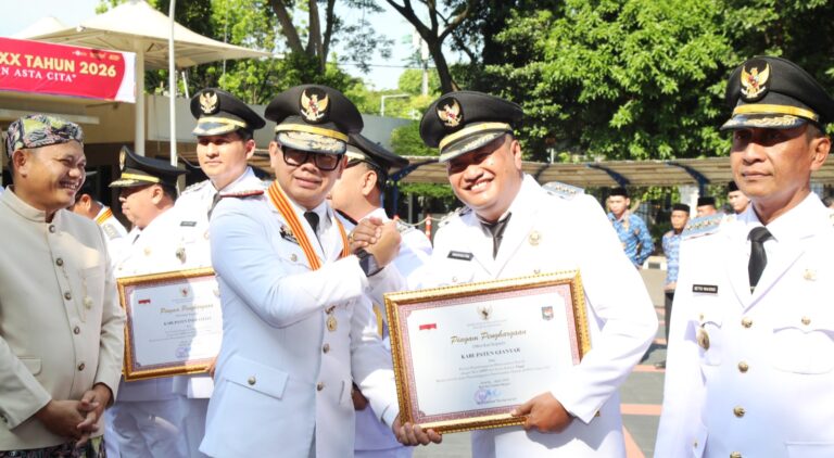 Kabupaten Gianyar Tembus 7 Besar Nasional, Bupati Mahayastra Terima Penghargaan Kinerja Terbaik